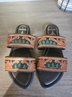 Artisan-Tooled Brown Leather Slide Sandals with Green Accent Size 7 - NWOT